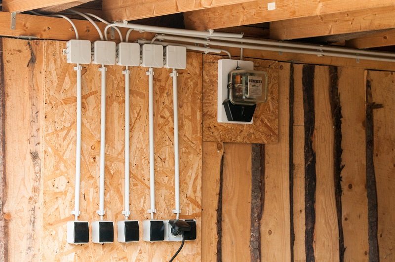 Elektroleitungen_im_Stall Elektroleitungen beim Pferdestall