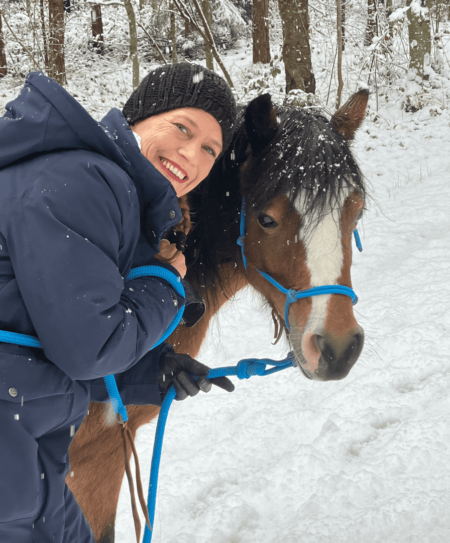 Rebi mit Oana im Schnee_sm